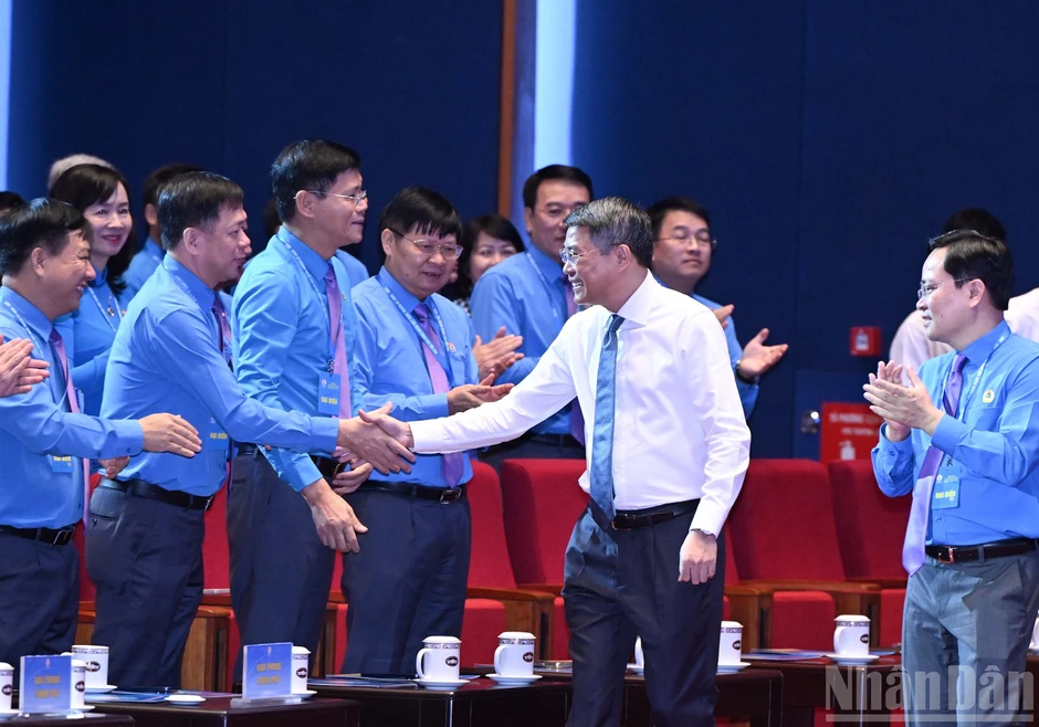 [Ảnh] Thủ tướng Lê Minh Hưng thảo luận với các đại biểu dự Đại hội XIV Công đoàn Việt Nam