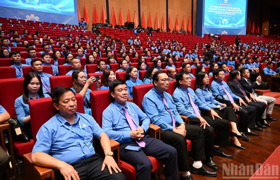 [Ảnh] Thủ tướng Lê Minh Hưng thảo luận với các đại biểu dự Đại hội XIV Công đoàn Việt Nam