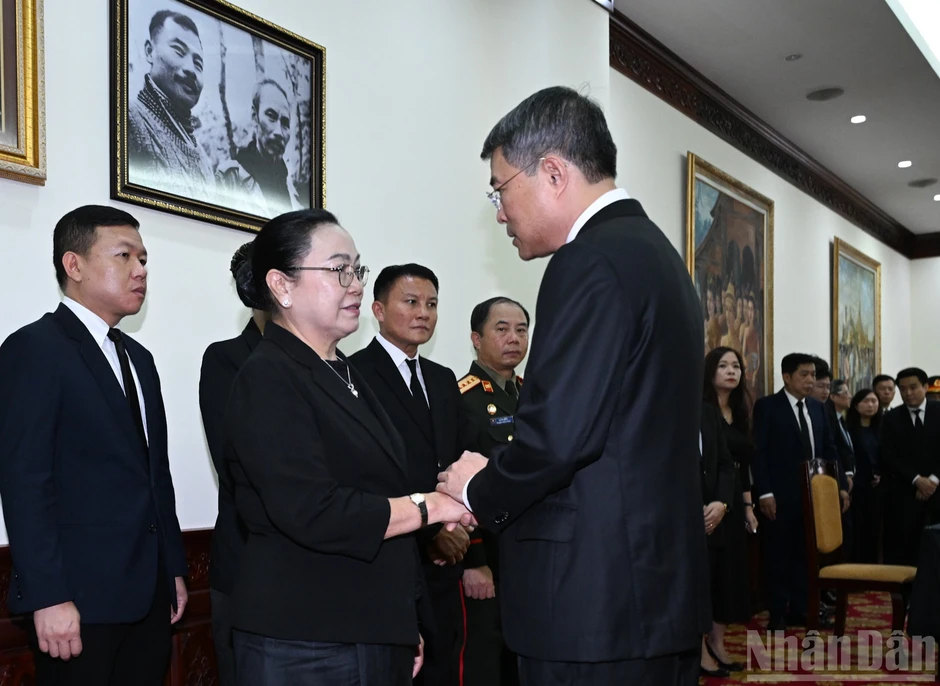 [Ảnh] Thủ tướng Lê Minh Hưng viếng Chủ tịch Quốc hội Lào Saysomphone Phomvihane