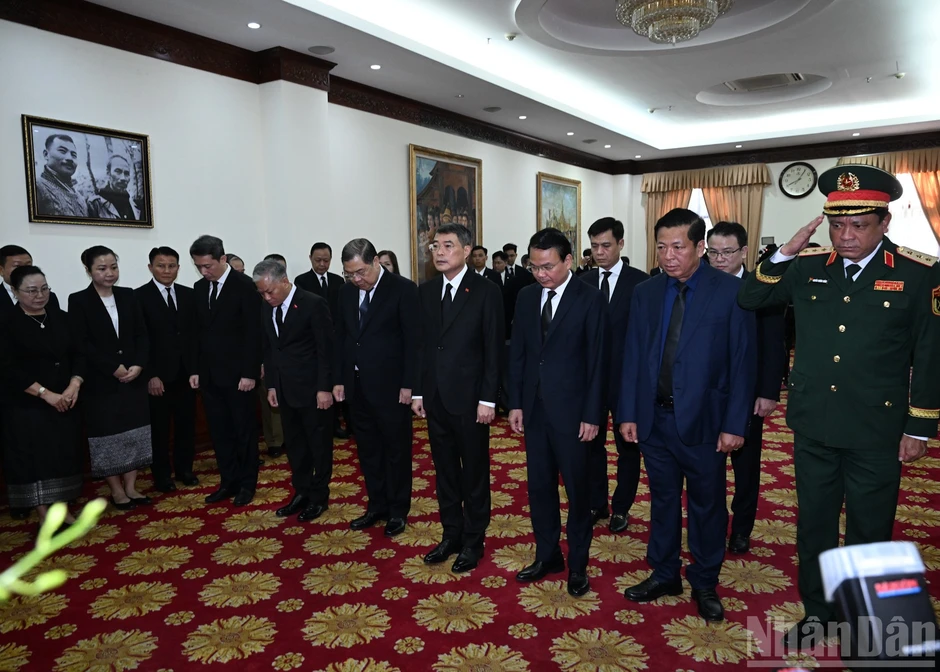 [Ảnh] Thủ tướng Lê Minh Hưng viếng Chủ tịch Quốc hội Lào Saysomphone Phomvihane