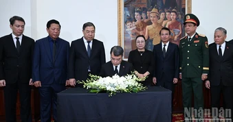 [Ảnh] Thủ tướng Lê Minh Hưng viếng Chủ tịch Quốc hội Lào Saysomphone Phomvihane
