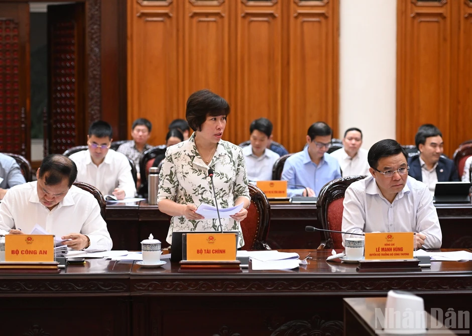 [Ảnh] Thủ tướng Phạm Minh Chính chủ trì cuộc họp bàn phương hướng bình ổn giá xăng dầu