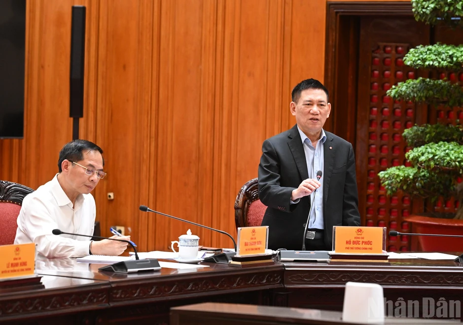 [Ảnh] Thủ tướng Phạm Minh Chính chủ trì cuộc họp bàn phương hướng bình ổn giá xăng dầu