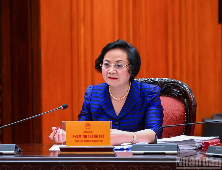 [Ảnh] Thủ tướng Phạm Minh Chính chủ trì cuộc họp bàn phương hướng bình ổn giá xăng dầu