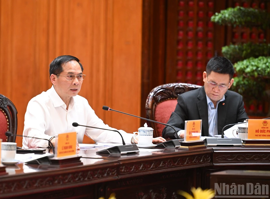 [Ảnh] Thủ tướng Phạm Minh Chính chủ trì cuộc họp bàn phương hướng bình ổn giá xăng dầu