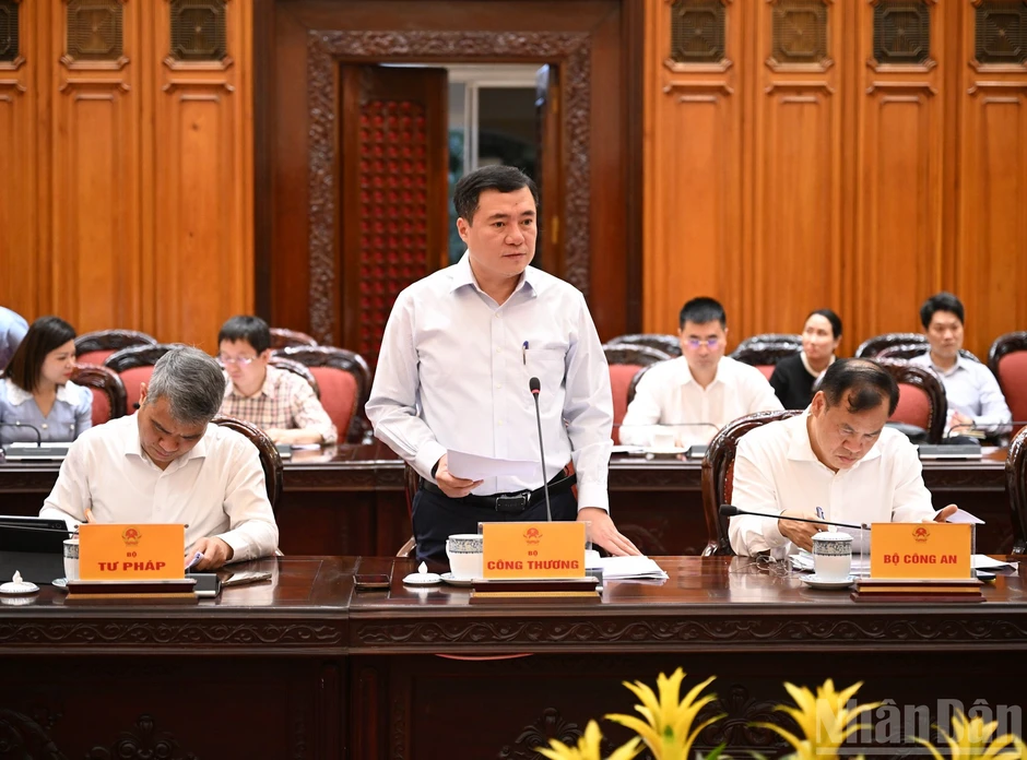 [Ảnh] Thủ tướng Phạm Minh Chính chủ trì cuộc họp bàn phương hướng bình ổn giá xăng dầu