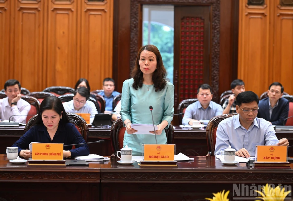 [Ảnh] Thủ tướng Phạm Minh Chính chủ trì cuộc họp bàn phương hướng bình ổn giá xăng dầu