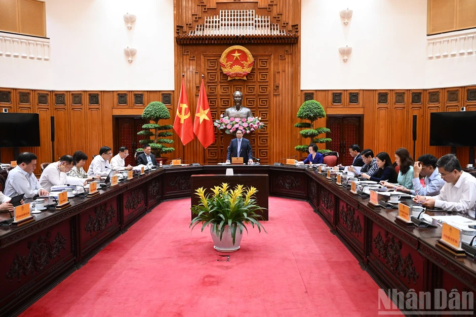[Ảnh] Thủ tướng Phạm Minh Chính chủ trì cuộc họp bàn phương hướng bình ổn giá xăng dầu