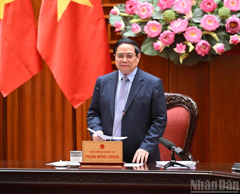 [Ảnh] Thủ tướng Phạm Minh Chính chủ trì cuộc họp bàn phương hướng bình ổn giá xăng dầu
