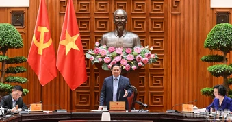 [Ảnh] Thủ tướng Phạm Minh Chính chủ trì cuộc họp bàn phương hướng bình ổn giá xăng dầu