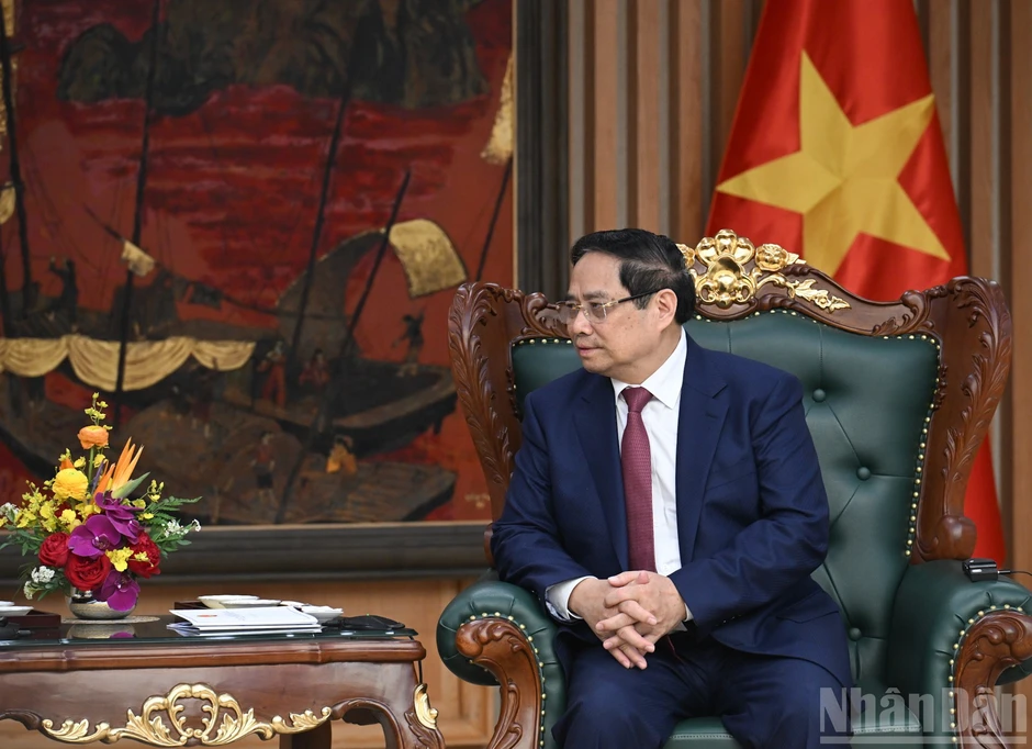 [Ảnh] Thủ tướng Phạm Minh Chính tiếp Đại sứ Các Tiểu Vương quốc Ả Rập Thống Nhất (UAE) Bader Almatrooshi