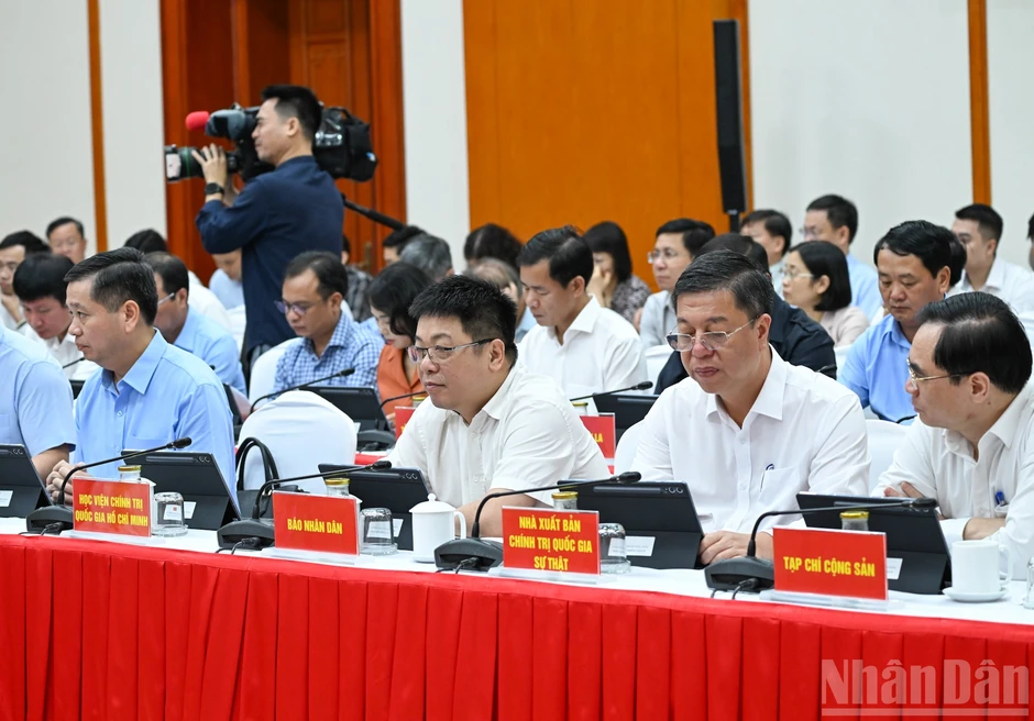 [Ảnh] Thường trực Ban Bí thư Trần Cẩm Tú chủ trì Hội nghị giao ban với các Tỉnh ủy, Thành ủy, Đảng ủy, các ban Đảng