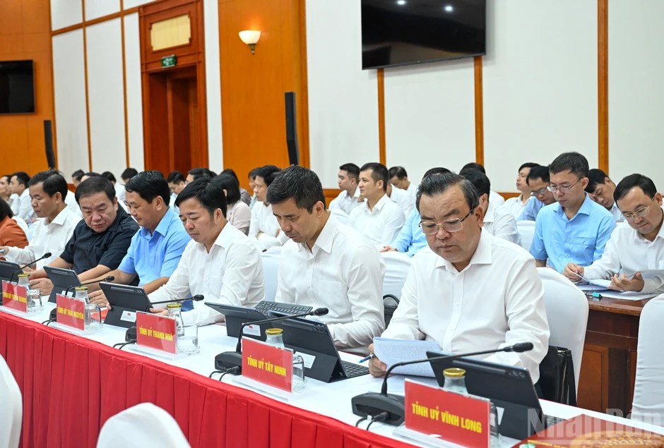 [Ảnh] Thường trực Ban Bí thư Trần Cẩm Tú chủ trì Hội nghị giao ban với các Tỉnh ủy, Thành ủy, Đảng ủy, các ban Đảng