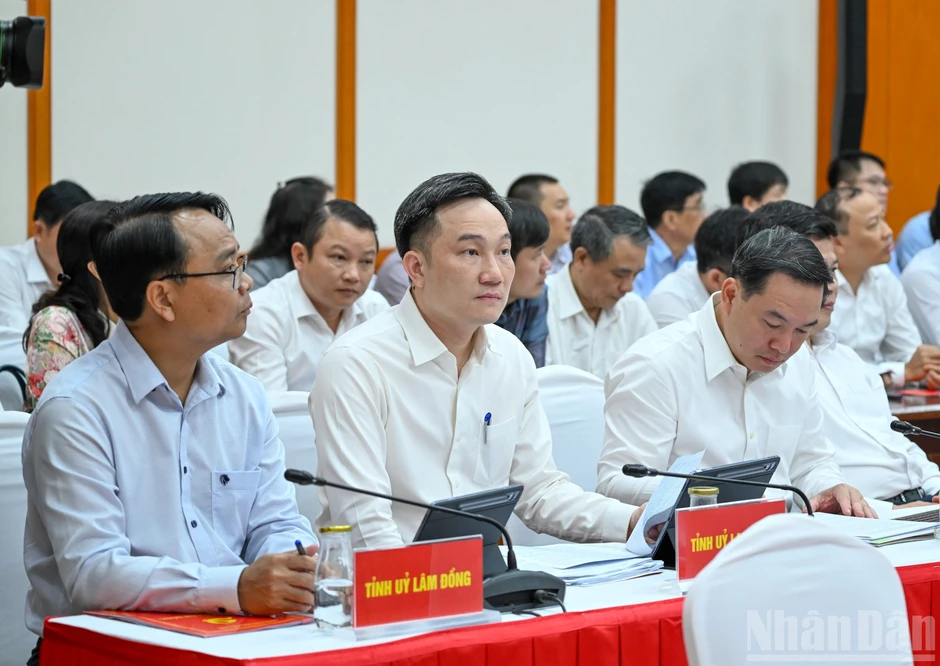 [Ảnh] Thường trực Ban Bí thư Trần Cẩm Tú chủ trì Hội nghị giao ban với các Tỉnh ủy, Thành ủy, Đảng ủy, các ban Đảng