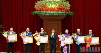 [Ảnh] Thường trực Ban Bí thư Trần Cẩm Tú chủ trì Hội nghị tổng kết công tác chuẩn bị, tổ chức và phục vụ Đại hội đại biểu toàn quốc lần thứ XIV của Đảng