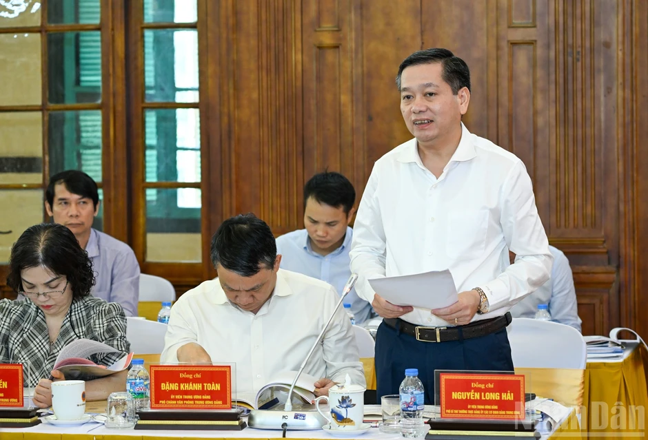 [Ảnh] Thường trực Ban Bí thư Trần Cẩm Tú chủ trì làm việc với Ban Thường vụ Đảng ủy Tòa án nhân dân tối cao