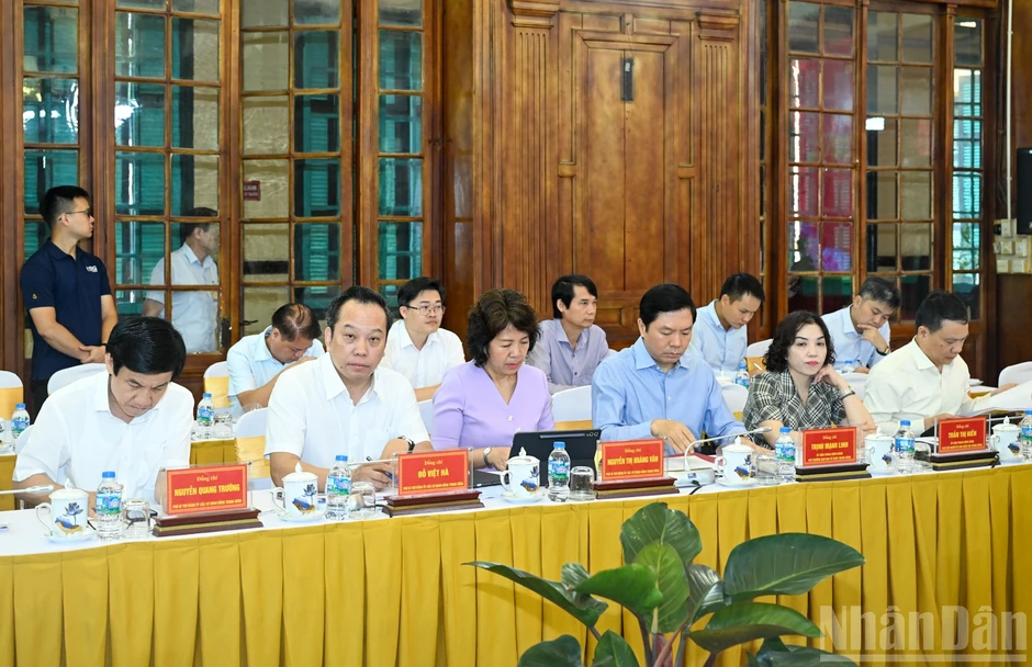 [Ảnh] Thường trực Ban Bí thư Trần Cẩm Tú chủ trì làm việc với Ban Thường vụ Đảng ủy Tòa án nhân dân tối cao