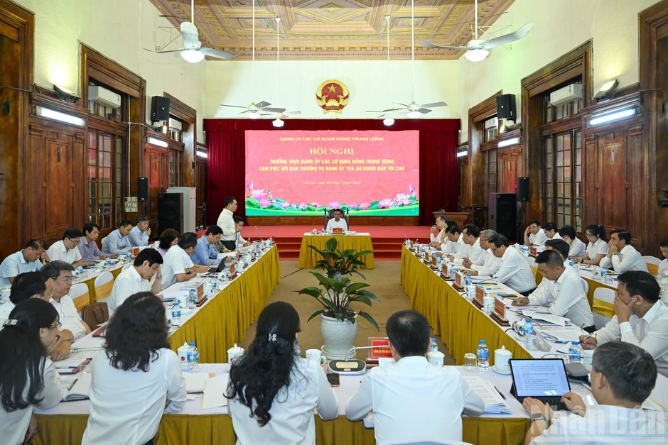 [Ảnh] Thường trực Ban Bí thư Trần Cẩm Tú chủ trì làm việc với Ban Thường vụ Đảng ủy Tòa án nhân dân tối cao