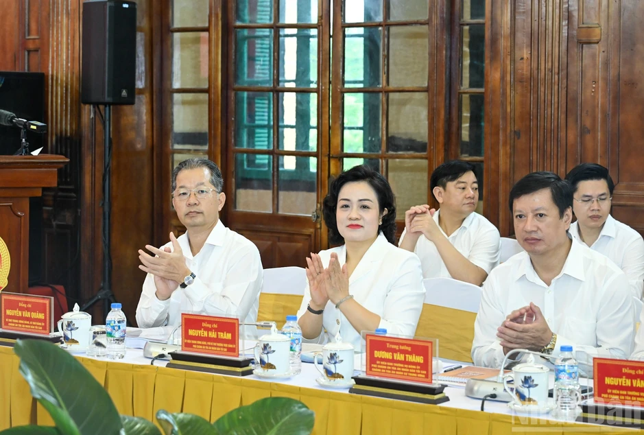 [Ảnh] Thường trực Ban Bí thư Trần Cẩm Tú chủ trì làm việc với Ban Thường vụ Đảng ủy Tòa án nhân dân tối cao