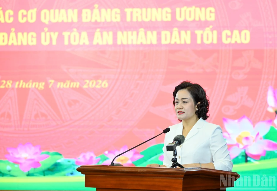 [Ảnh] Thường trực Ban Bí thư Trần Cẩm Tú chủ trì làm việc với Ban Thường vụ Đảng ủy Tòa án nhân dân tối cao