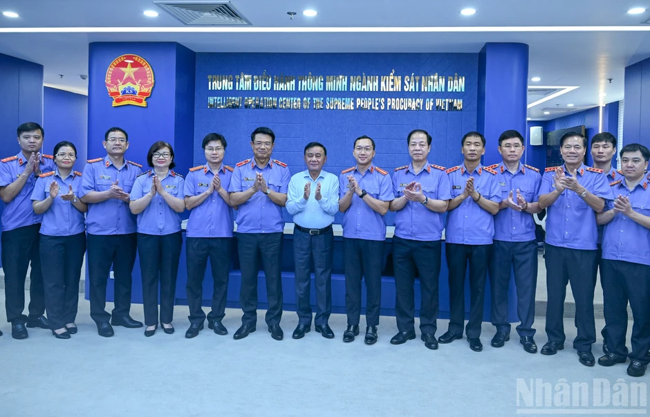 [Ảnh] Thường trực Ban Bí thư Trần Cẩm Tú chủ trì làm việc với Ban Thường vụ Đảng ủy Viện Kiểm sát nhân dân tối cao
