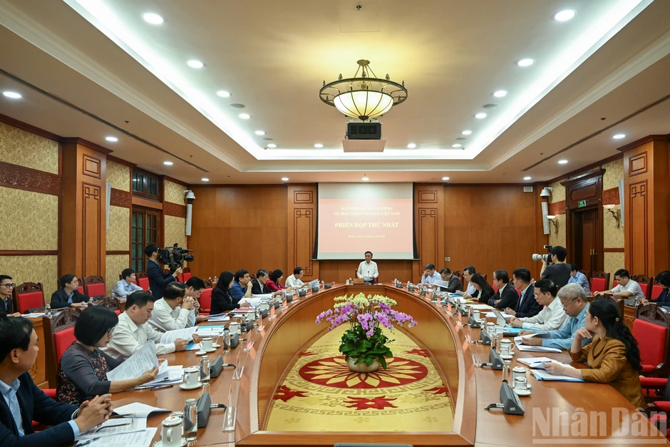 [Ảnh] Thường trực Ban Bí thư Trần Cẩm Tú chủ trì phiên họp thứ nhất Ban Chỉ đạo Trung ương về phát triển văn hóa Việt Nam