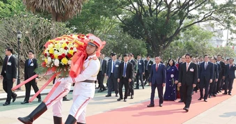 [Ảnh] Thường trực Ban Bí thư Trần Cẩm Tú đặt vòng hoa tại Đài tưởng niệm các Liệt sĩ vô danh ở Lào