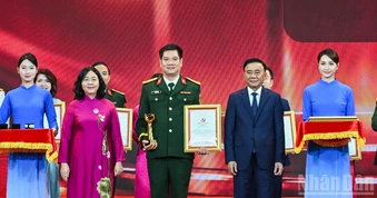 [Ảnh] Thường trực Ban Bí thư Trần Cẩm Tú dự Lễ trao giải cuộc thi chính luận về bảo vệ nền tảng tư tưởng của Đảng, lần thứ sáu, năm 2026