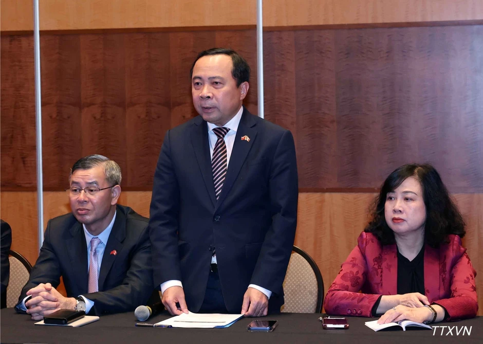 [Ảnh] Tổng Bí thư, Chủ tịch nước gặp đại diện Mạng lưới Chuyên gia, nhà khoa học Việt Nam tại Canada
