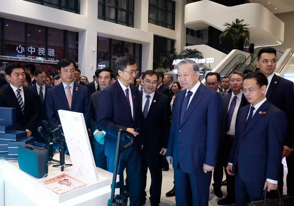 [Ảnh] Tổng Bí thư, Chủ tịch nước thăm Trung tâm hợp tác ứng dụng AI Trung Quốc-ASEAN