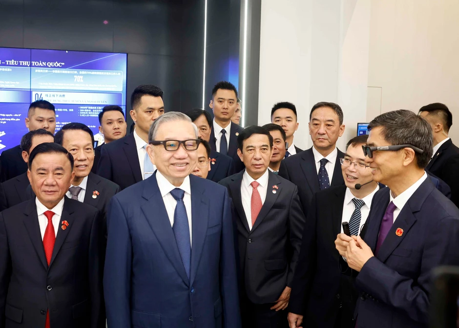 [Ảnh] Tổng Bí thư, Chủ tịch nước thăm Trung tâm hợp tác ứng dụng AI Trung Quốc-ASEAN