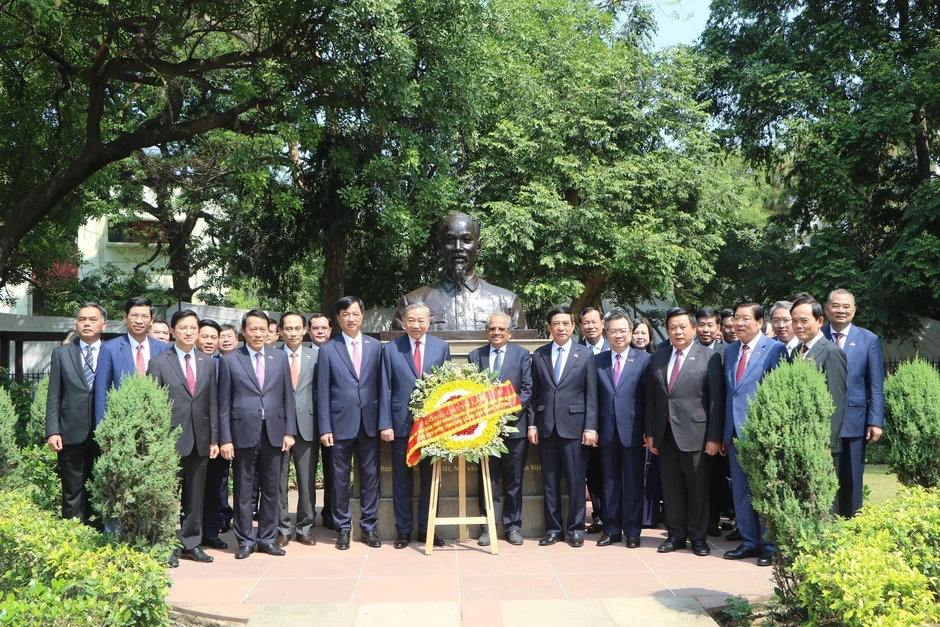 [Ảnh] Tổng Bí thư, Chủ tịch nước Tô Lâm đặt vòng hoa tại Tượng Chủ tịch Hồ Chí Minh