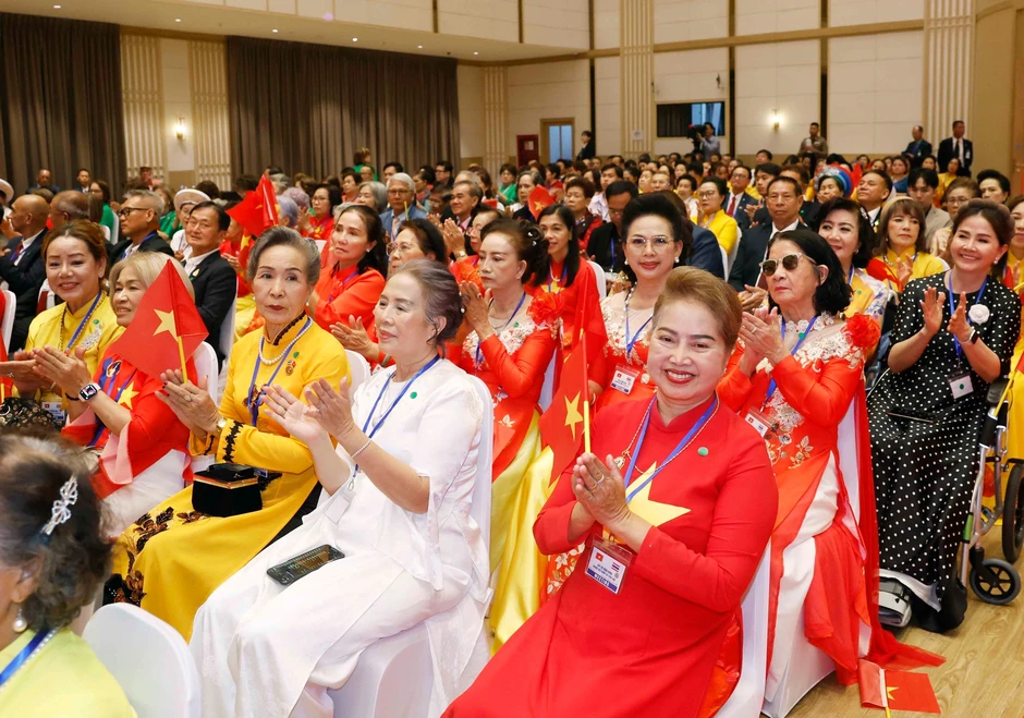 [Ảnh] Tổng Bí thư, Chủ tịch nước Tô Lâm gặp gỡ cộng đồng người Việt Nam tại Thái Lan
