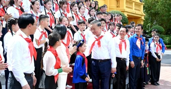[Ảnh] Tổng Bí thư, Chủ tịch nước Tô Lâm gặp mặt 85 đội viên Đội Thiếu niên Tiền phong Hồ Chí Minh tiêu biểu toàn quốc