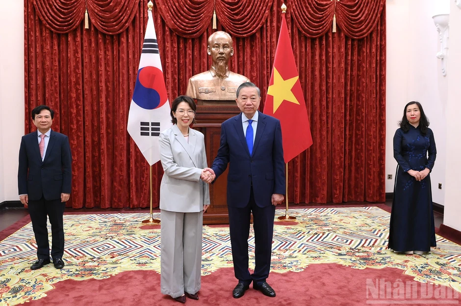 [Ảnh] Tổng Bí thư, Chủ tịch nước Tô Lâm tiếp Đại sứ các nước trình Quốc thư