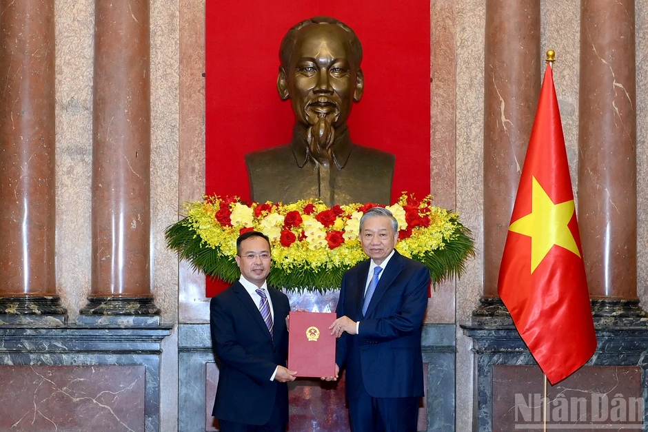 [Ảnh] Tổng Bí thư, Chủ tịch nước Tô Lâm trao Quyết định bổ nhiệm các Đại sứ Việt Nam tại nước ngoài