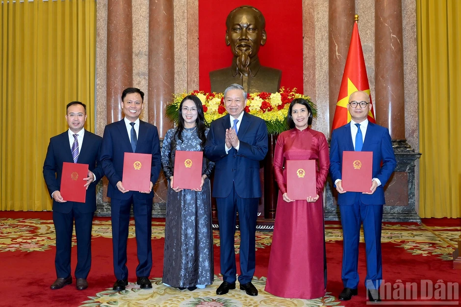 [Ảnh] Tổng Bí thư, Chủ tịch nước Tô Lâm trao Quyết định bổ nhiệm các Đại sứ Việt Nam tại nước ngoài