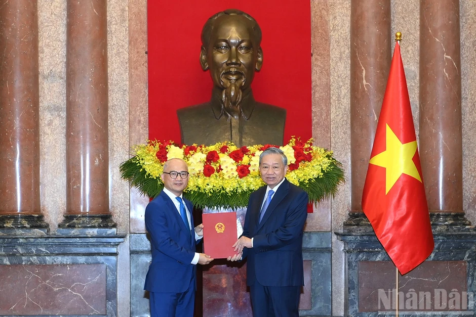 [Ảnh] Tổng Bí thư, Chủ tịch nước Tô Lâm trao Quyết định bổ nhiệm các Đại sứ Việt Nam tại nước ngoài