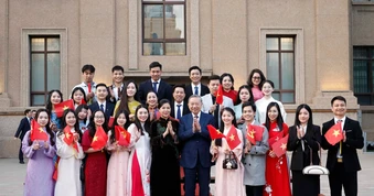 [Ảnh] Tổng Bí thư, Chủ tịch nước Tô Lâm và Phu nhân gặp gỡ cán bộ nhân viên Đại sứ quán và đại diện cộng đồng người Việt Nam tại Trung Quốc