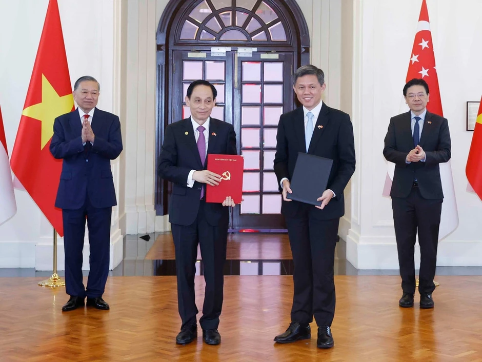 [Ảnh] Tổng Bí thư, Chủ tịch nước Tô Lâm và Thủ tướng Singapore chứng kiến lễ trao văn kiện hợp tác giữa hai nước