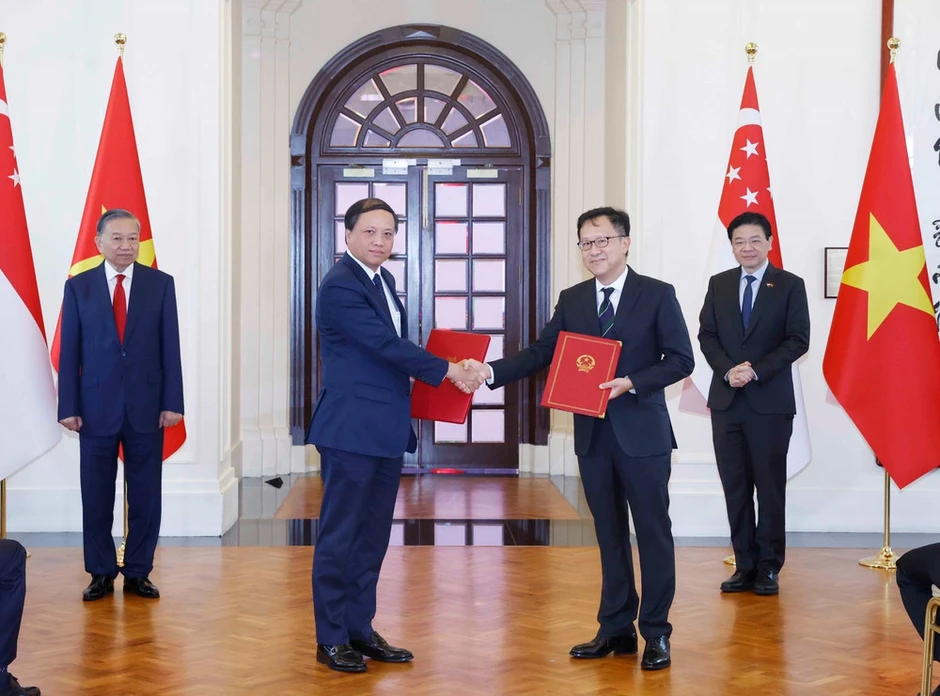 [Ảnh] Tổng Bí thư, Chủ tịch nước Tô Lâm và Thủ tướng Singapore chứng kiến lễ trao văn kiện hợp tác giữa hai nước