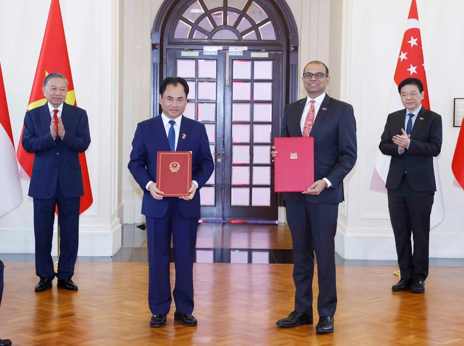 [Ảnh] Tổng Bí thư, Chủ tịch nước Tô Lâm và Thủ tướng Singapore chứng kiến lễ trao văn kiện hợp tác giữa hai nước