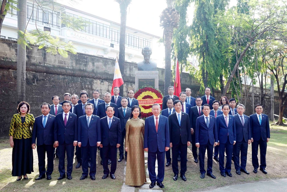[Ảnh] Tổng Bí thư, Chủ tịch nước và Phu nhân dâng hoa tại Tượng đài Bác Hồ ở Manila
