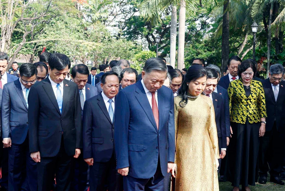 [Ảnh] Tổng Bí thư, Chủ tịch nước và Phu nhân dâng hoa tại Tượng đài Bác Hồ ở Manila