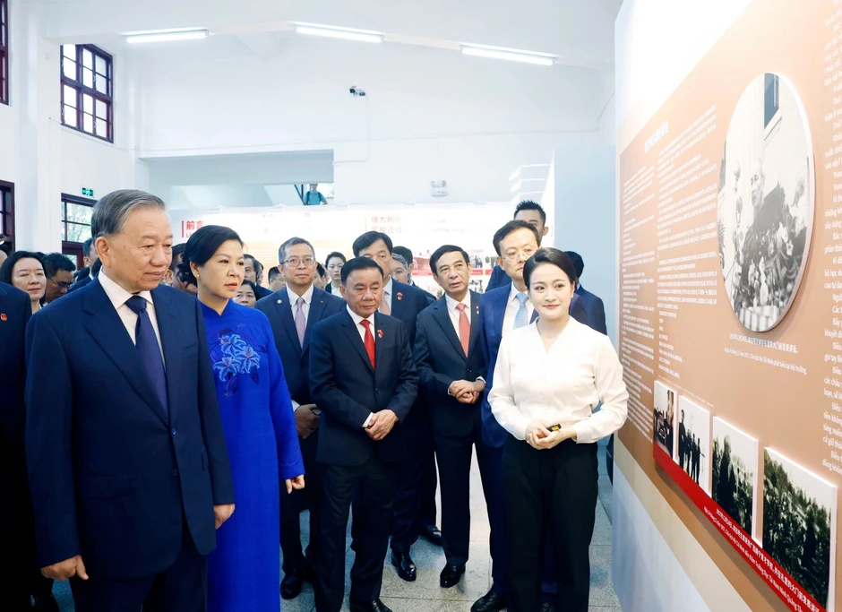 [Ảnh] Tổng Bí thư, Chủ tịch nước và Phu nhân thăm Di tích Khu học xá Trung ương (Trung Quốc)