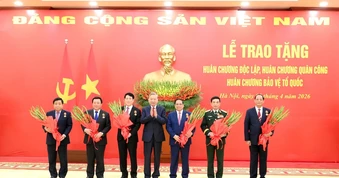 [Ảnh] Tổng Bí thư Tô Lâm chủ trì Lễ trao Huân chương Độc lập, Huân chương Quân công, Huân chương Bảo vệ Tổ quốc tặng lãnh đạo cấp cao của Đảng, Nhà nước