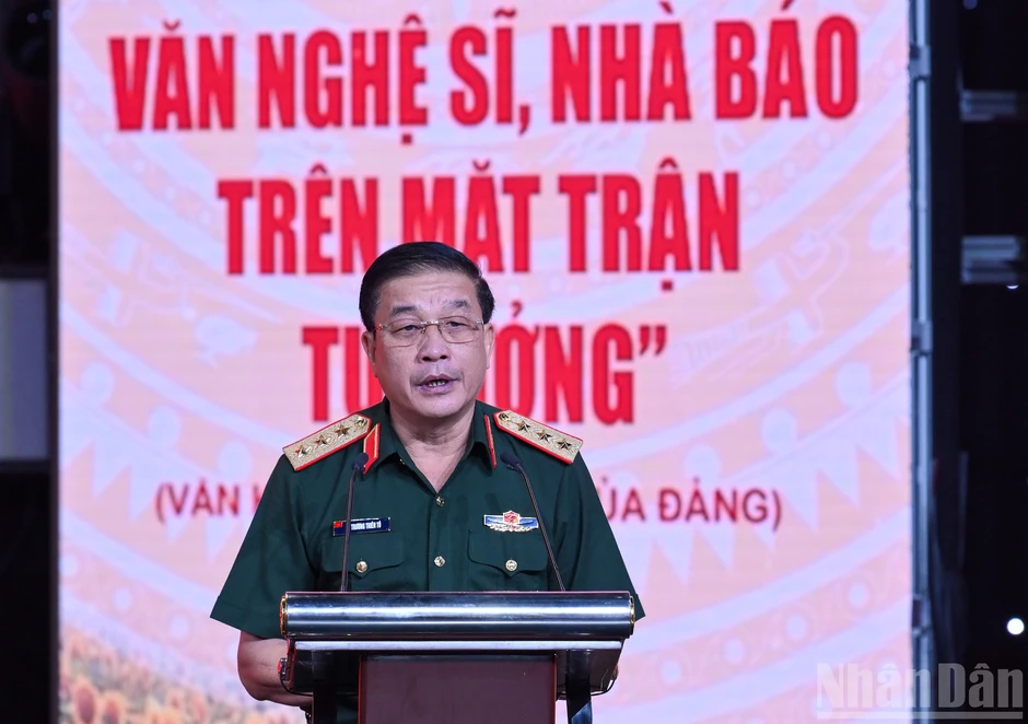 [Ảnh] Trao giải Cuộc thi viết “Bảo vệ nền tảng tư tưởng của Đảng trong tình hình mới” lần thứ 5