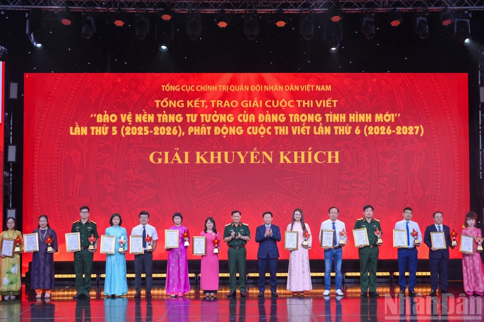 [Ảnh] Trao giải Cuộc thi viết “Bảo vệ nền tảng tư tưởng của Đảng trong tình hình mới” lần thứ 5