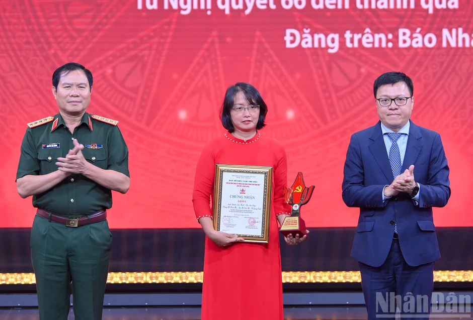[Ảnh] Trao giải Cuộc thi viết “Bảo vệ nền tảng tư tưởng của Đảng trong tình hình mới” lần thứ 5