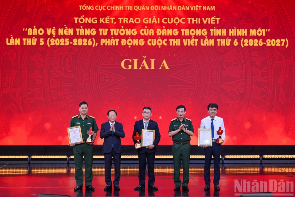 [Ảnh] Trao giải Cuộc thi viết “Bảo vệ nền tảng tư tưởng của Đảng trong tình hình mới” lần thứ 5